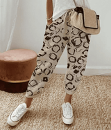 Beige mit Kreisdruck