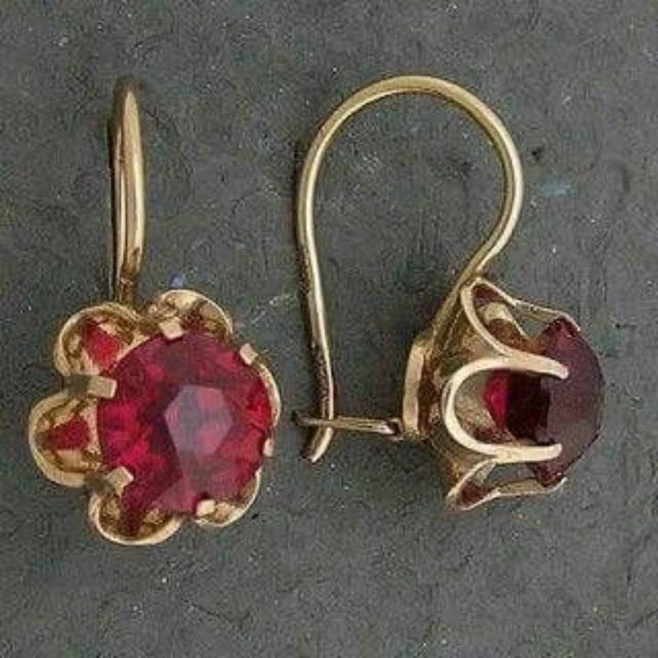 Abgerundete Gold-Ohrringe aus rotem Glas