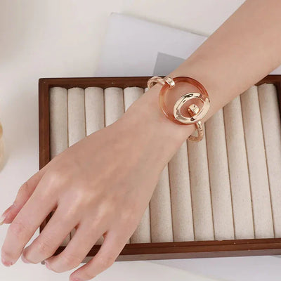 Elegantes Golden Damen Armreif mit Haken-Verschluss