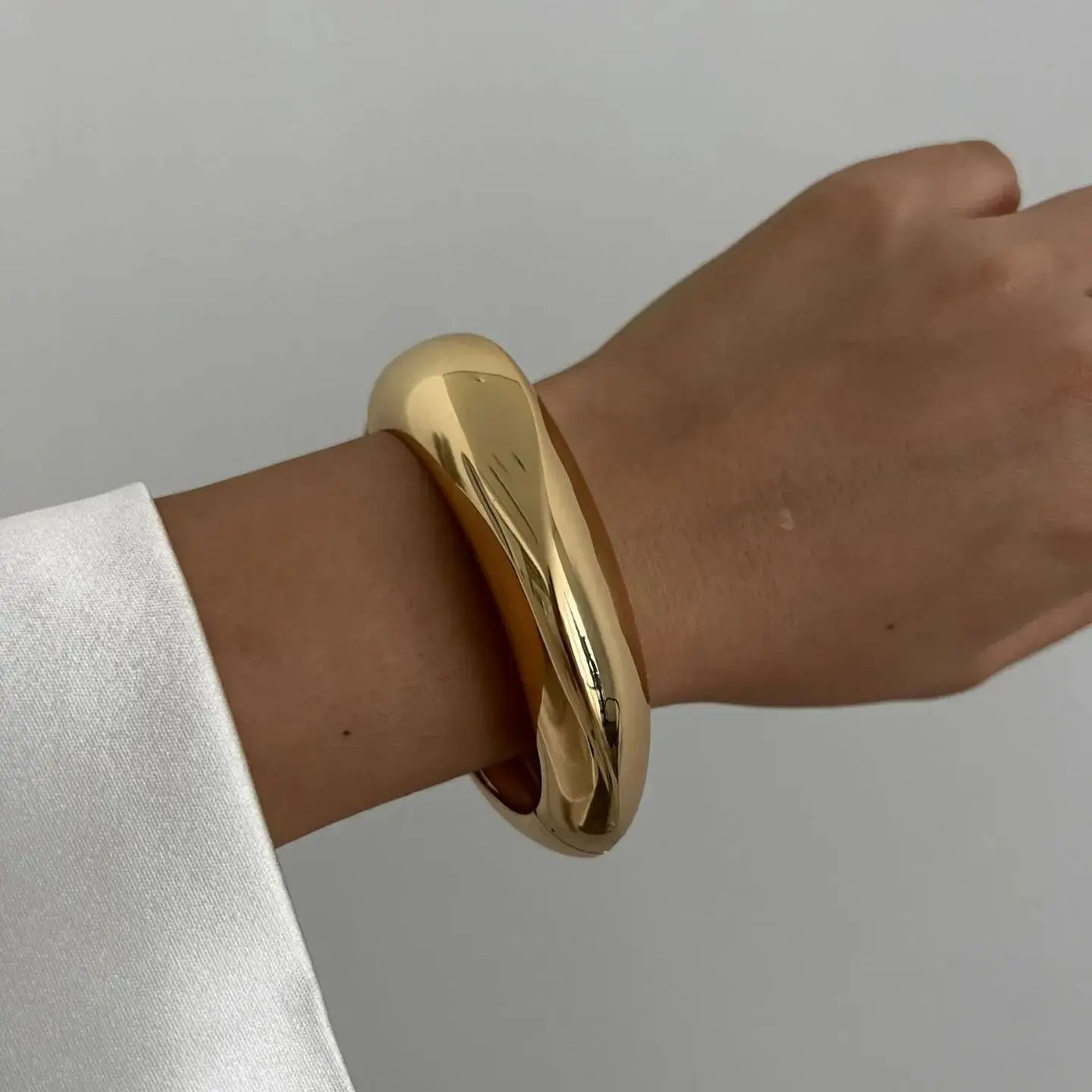 Ciara | Geometrisches Manschettenarmband aus Metall