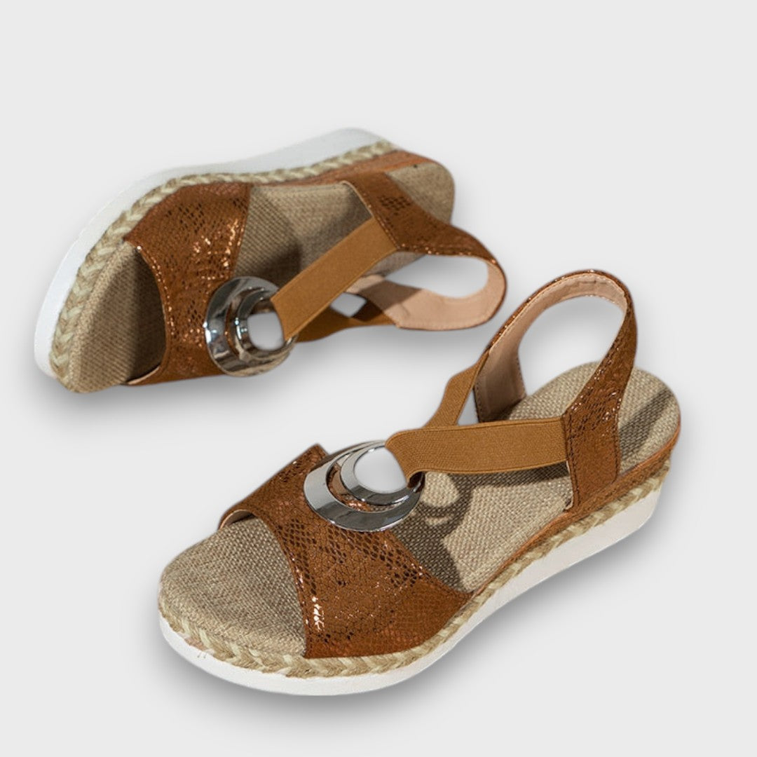 Solennea – Keilsandale mit goldener Silhouette