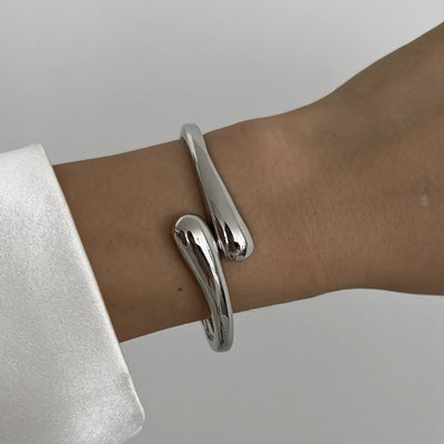 Ciara | Geometrisches Manschettenarmband aus Metall