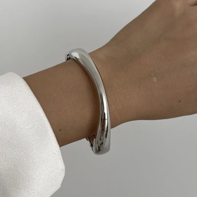 Ciara | Geometrisches Manschettenarmband aus Metall