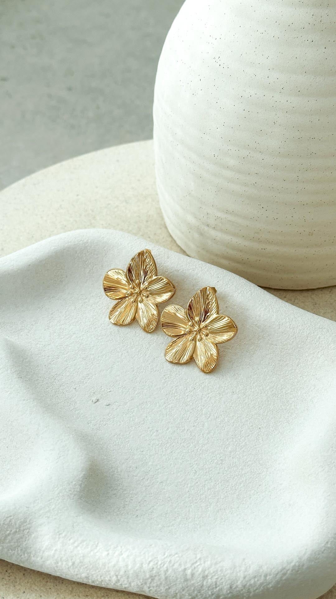 Lexi Gold Plated Flower Earrings – Elegante Blumensooden für Jeden Anlass