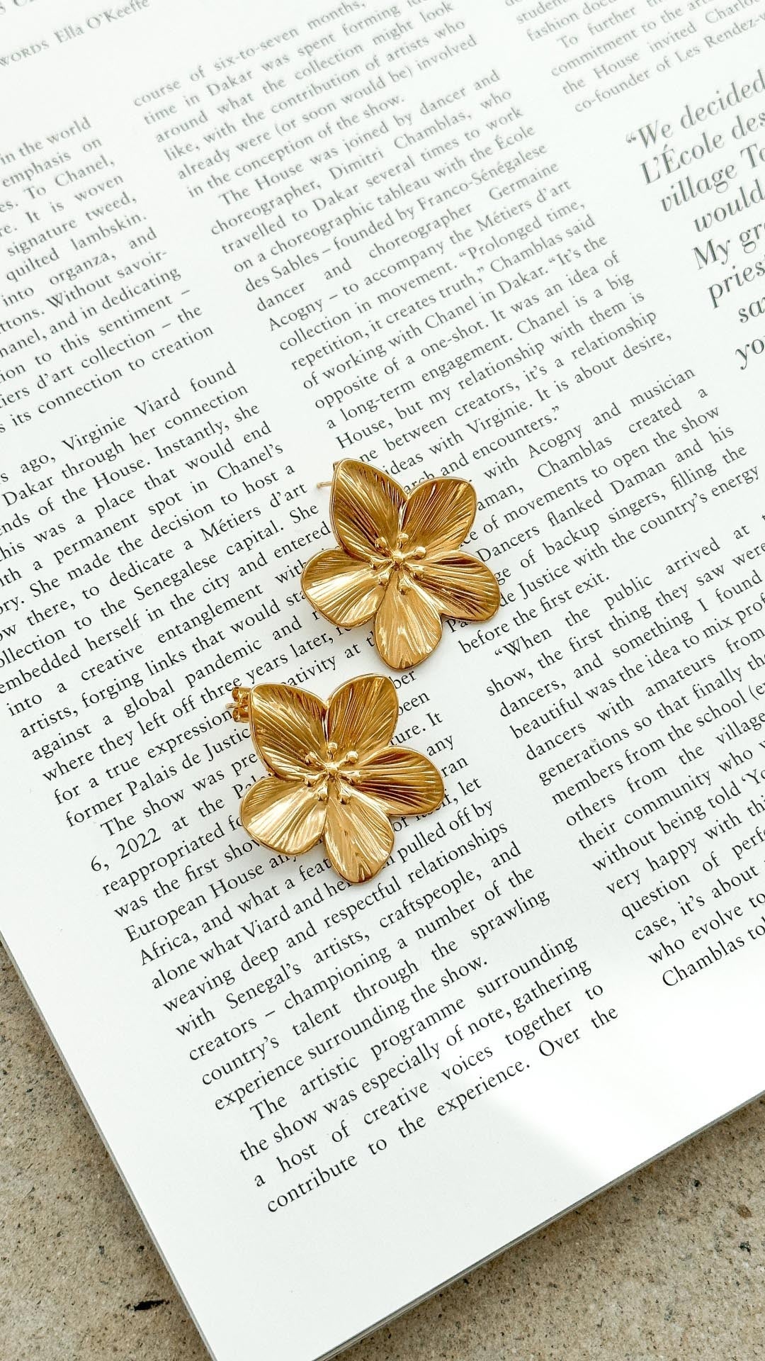 Lexi Gold Plated Flower Earrings – Elegante Blumensooden für Jeden Anlass