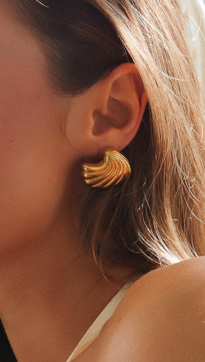 Emery Goldene Muschelearrings mit Seaside Eleganz und Luxuriösem Design