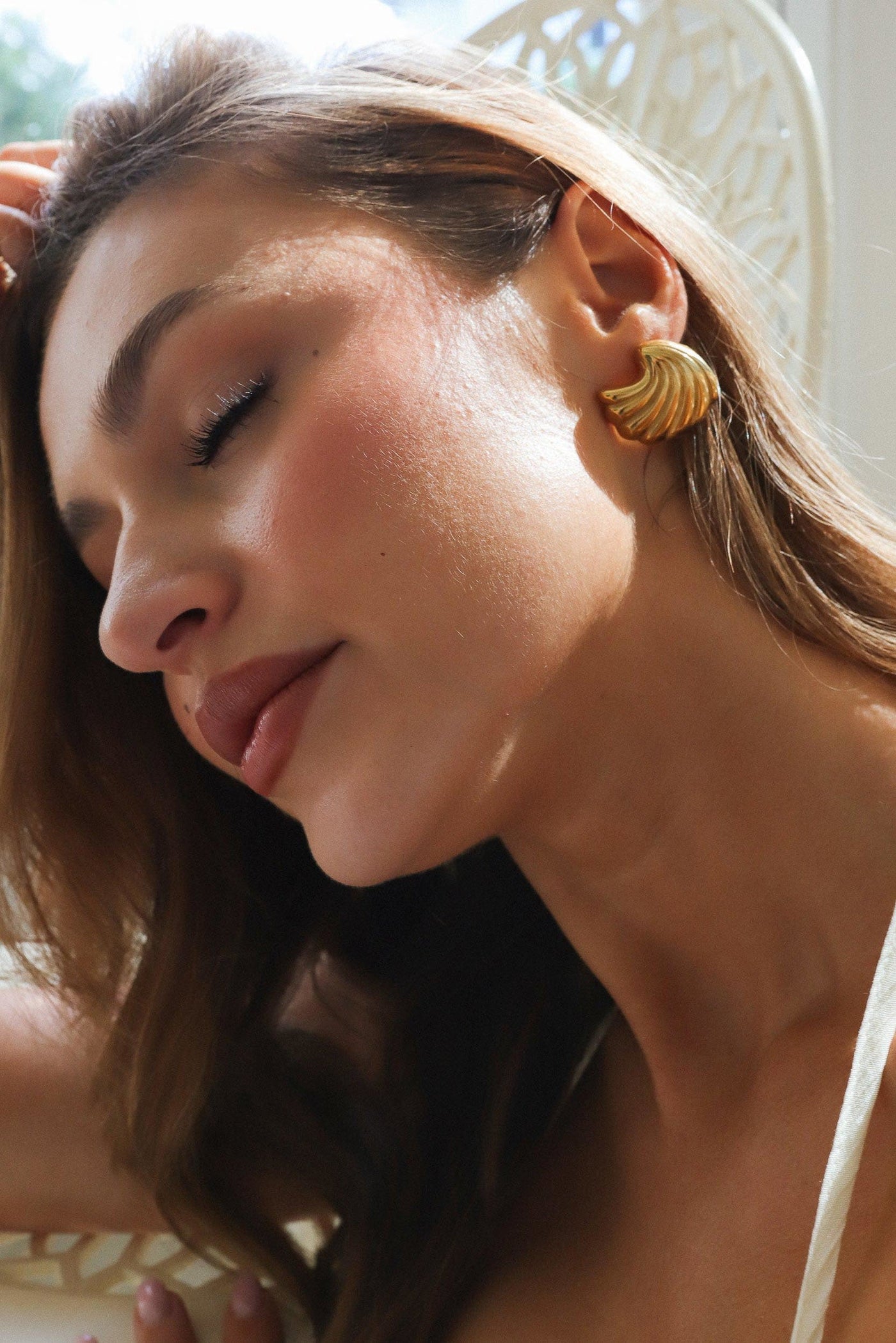 Emery Goldene Muschelearrings mit Seaside Eleganz und Luxuriösem Design