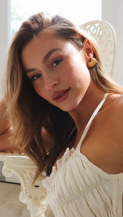 Emery Goldene Muschelearrings mit Seaside Eleganz und Luxuriösem Design