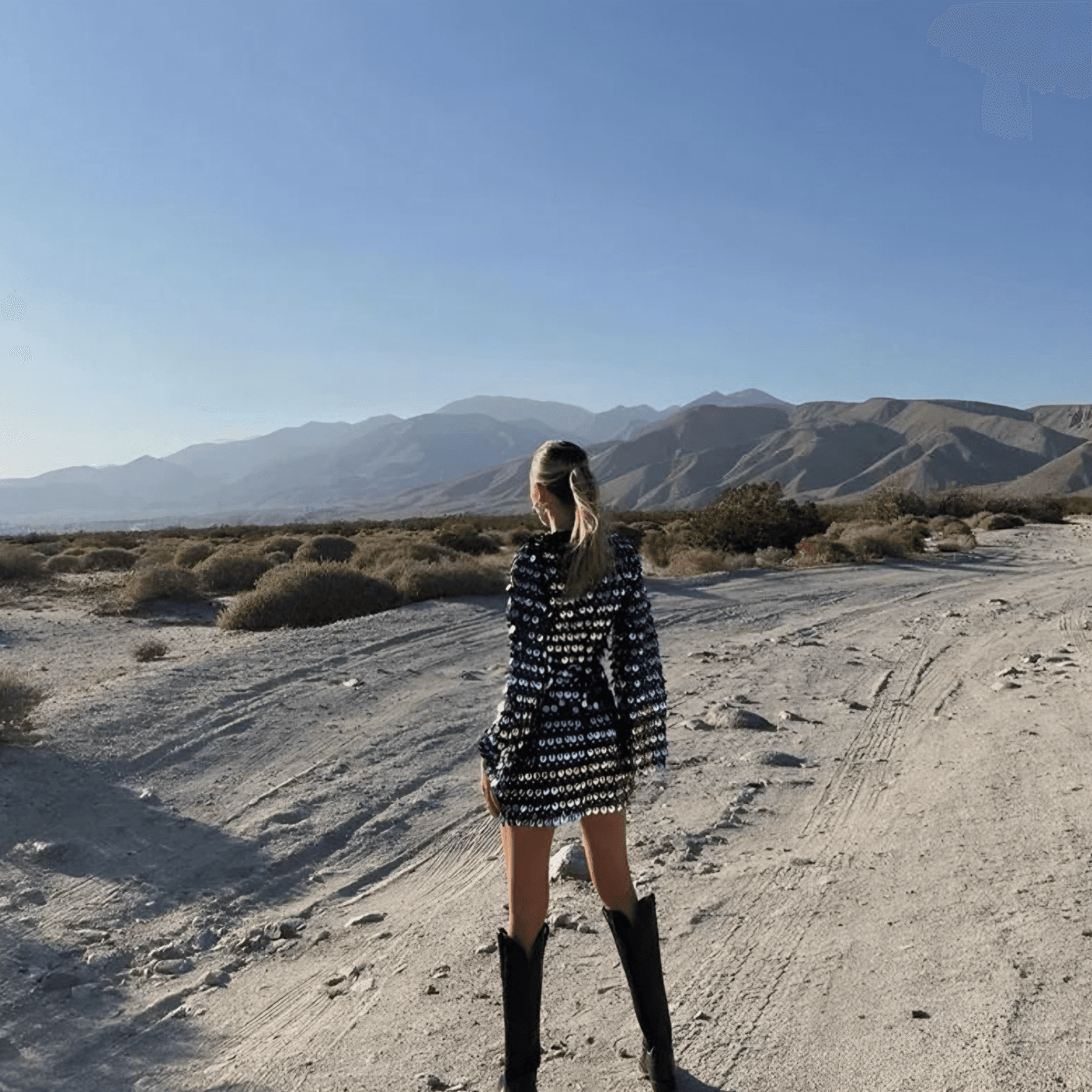 Beatrice | Ausgestellter Ärmel Glitzerndes Pailletten-Minikleid mit Cut-Out-Detail