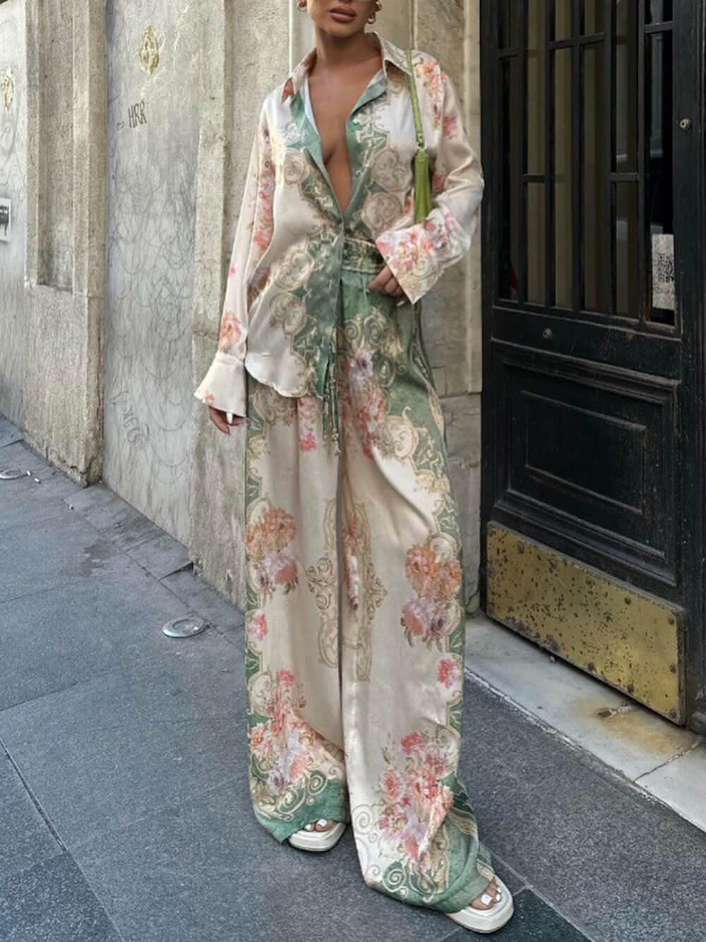 Vollständiges Satinierter Barock – Blumenhemd und breite Beinhose