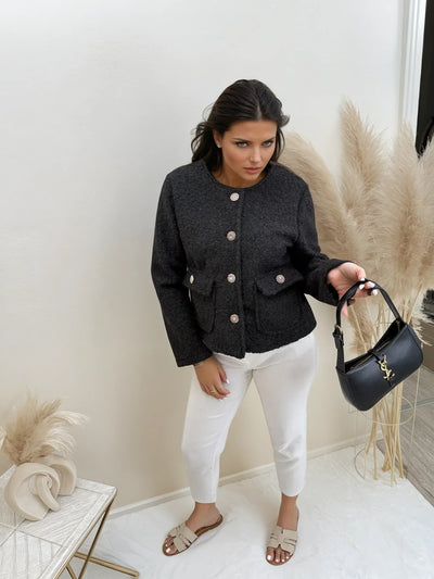 Kurze Jacke mit goldenen Knöpfen