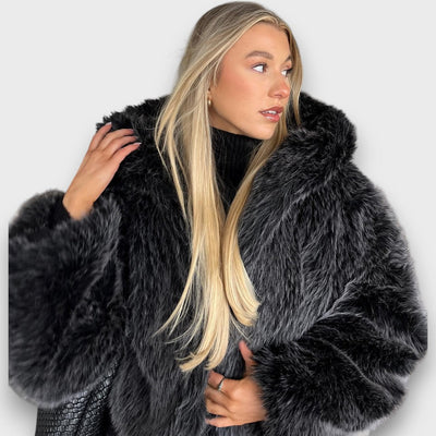 Leyana – Oversize-Faux-Fur-Jacke mit Kapuze in Rauchgrau