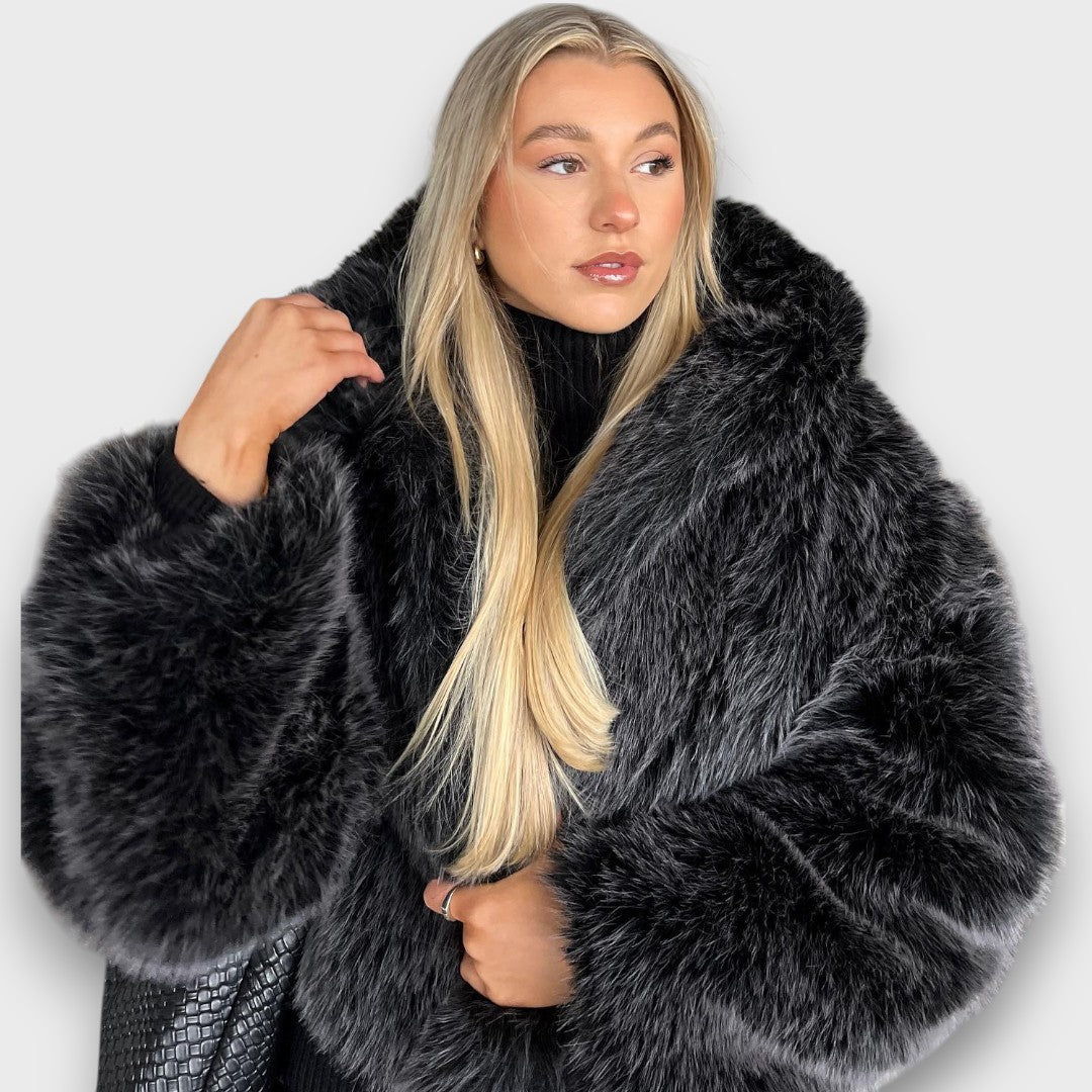 Leyana – Oversize-Faux-Fur-Jacke mit Kapuze in Rauchgrau