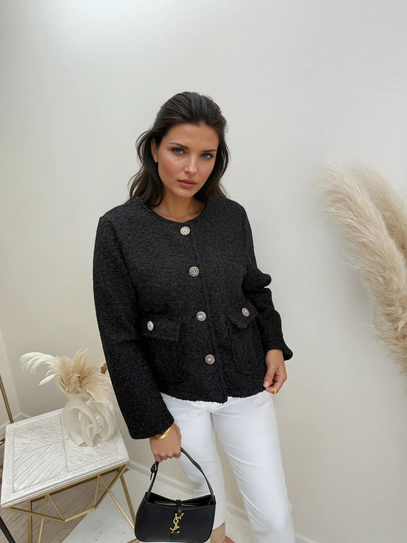 Kurze Jacke mit goldenen Knöpfen