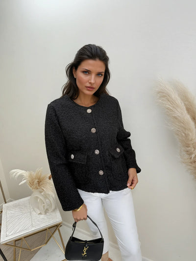 Kurze Jacke mit goldenen Knöpfen