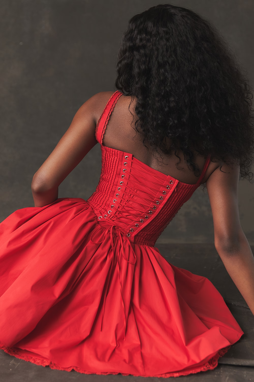 Romantisches Korsett-Minikleid mit Trägern und Rüschendetails