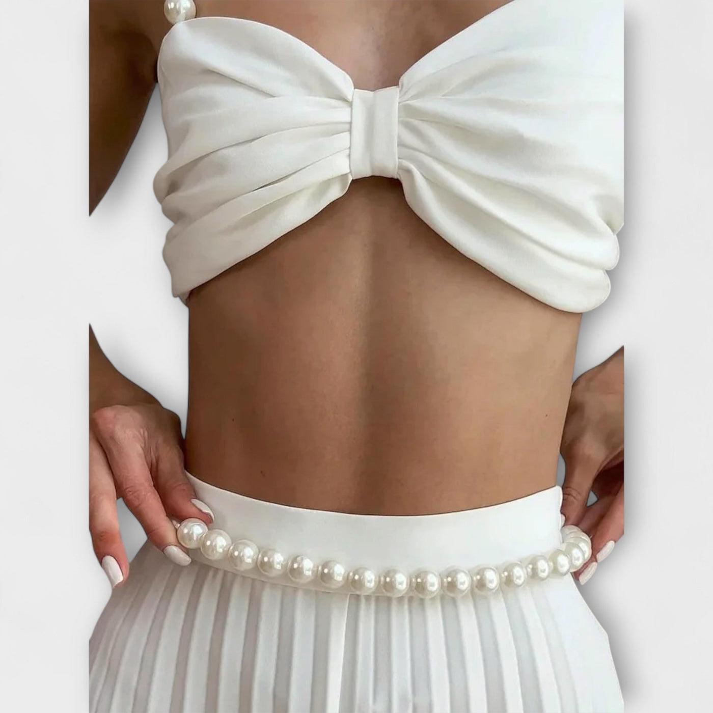 Evangeline - Weiße Faltenbluse mit weiter Hose und Cardigan