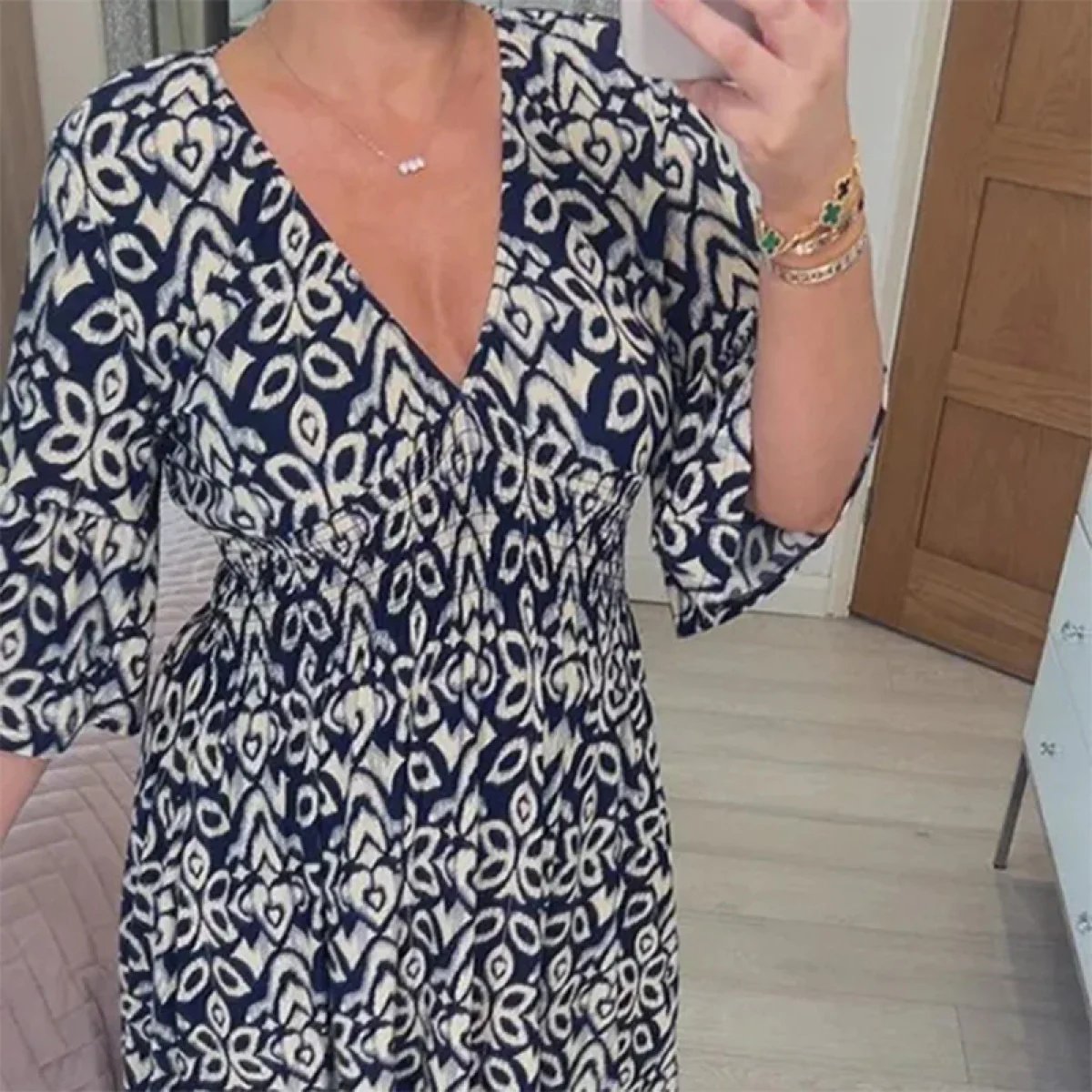 Annie | Blumiges Kleid mit Spitzausschnitt in lockerer Passform