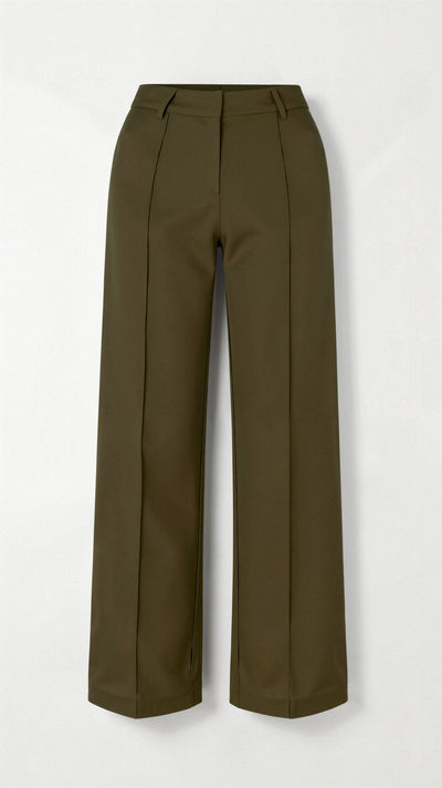 Mathilda Hose mit Weitem Bein