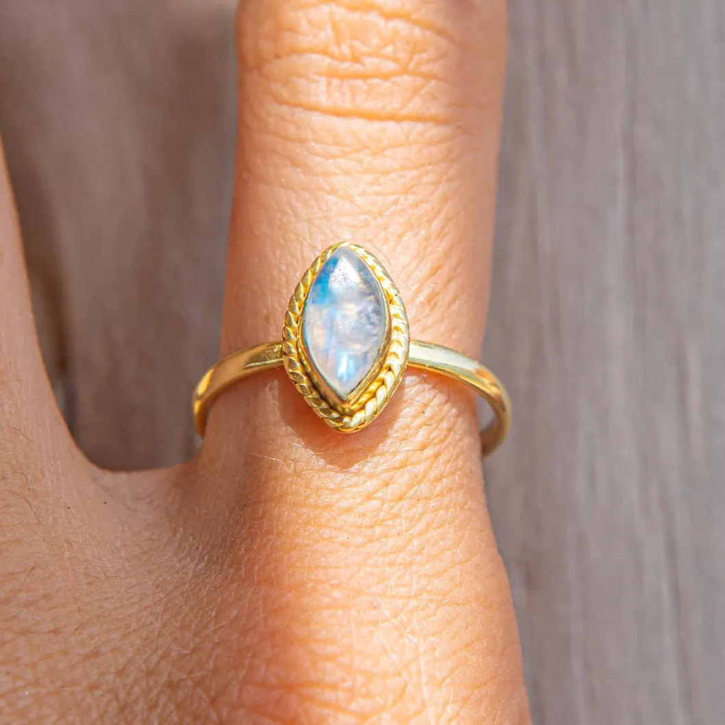 Goldener Opal-Ring im Vintage-Stil