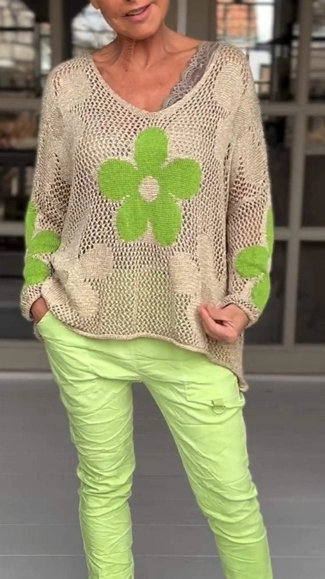 V-Ausschnitt-Strickbluse mit Blumenmuster