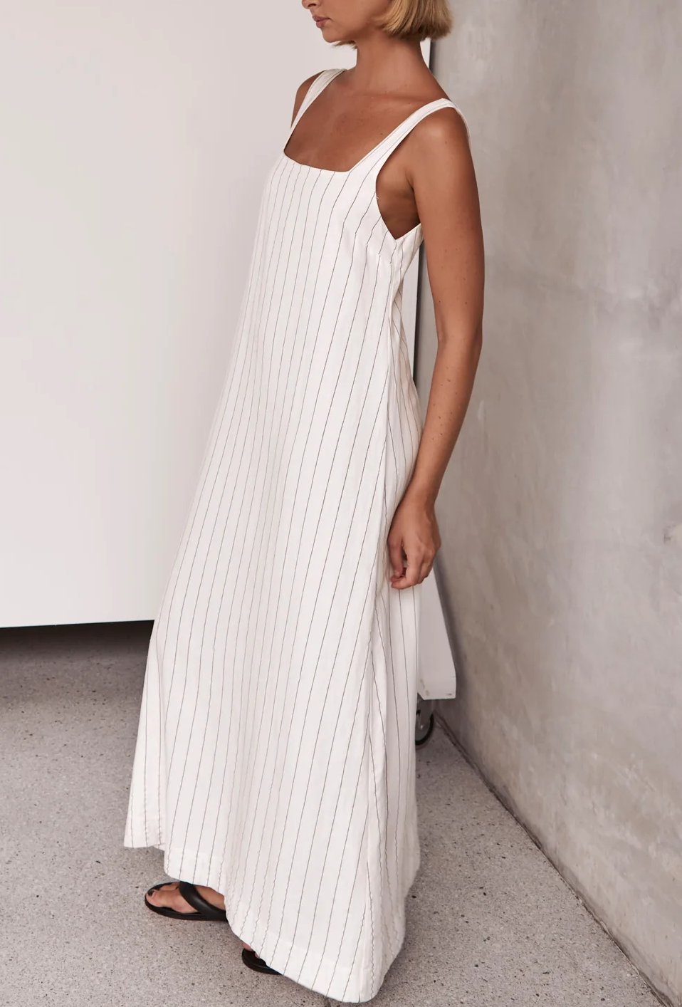 Chic gestreiftes Leinenkleid mit quadratischem Ausschnitt –Julia