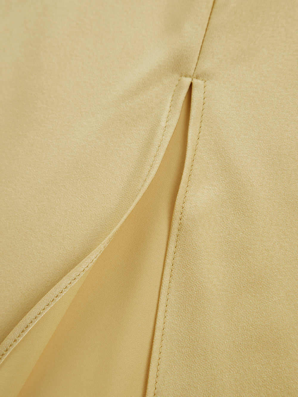 Langes Satinkleid mit Schlitz & offenem Rücken – Elegantes Abendkleid