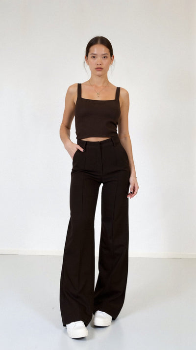 Mathilda Hose mit Weitem Bein