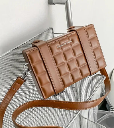 Blake Boxförmige Umhängetasche für Damen – Kompakt, Verstellbarer Gurt, Schwarz von Fadenburg