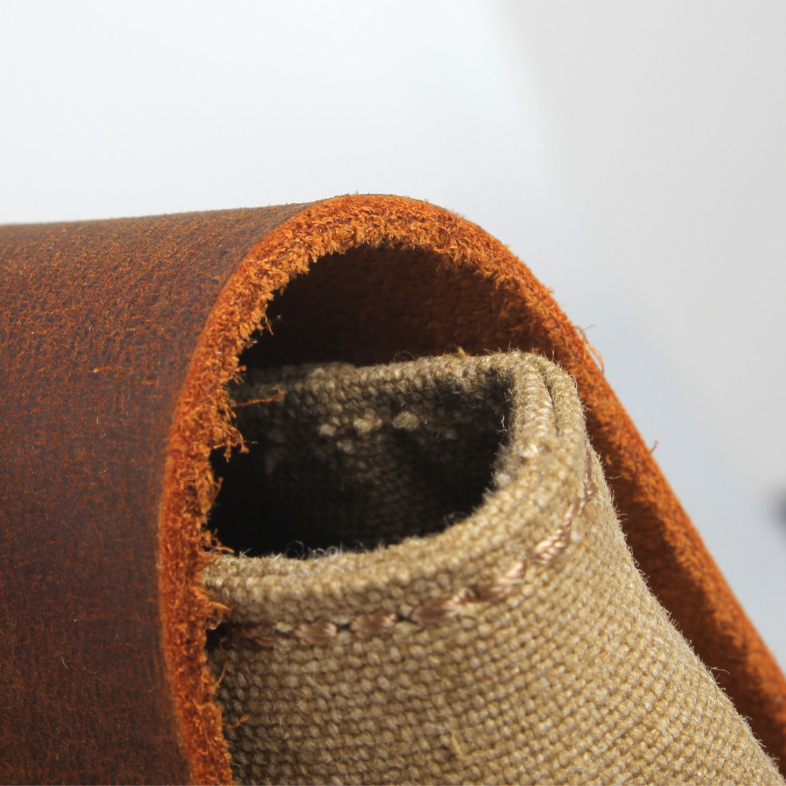 Milwaukee™ Laptop-Umhängetasche - Vintage Canvas mit Wasserabweisendem Rindleder, 10L Volumen