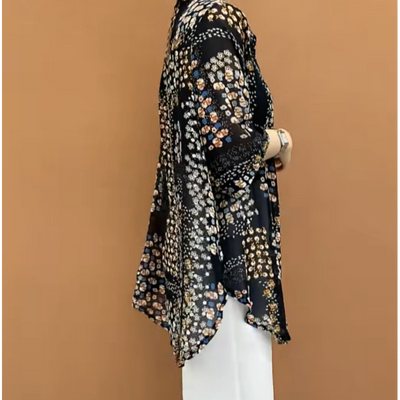 Milla | Dünnes Damenhemd mittleren Alters in mittlerer Länge