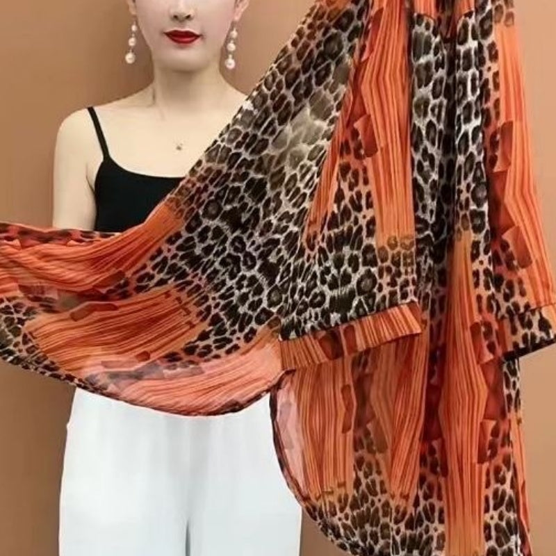 Milla | Dünnes Damenhemd mittleren Alters in mittlerer Länge