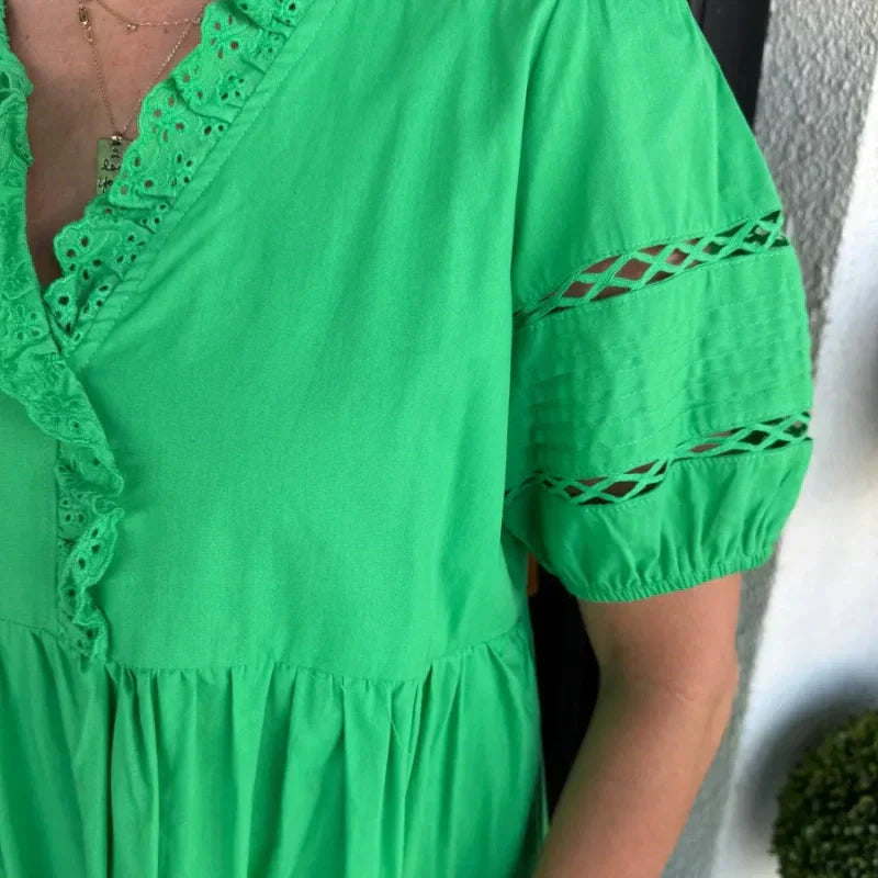 Scotty | Elegantes Damenkleid mit Rüschenärmeln und V-Ausschnitt