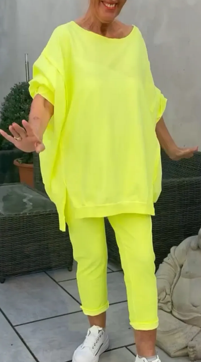 Erica | Rundhalsausschnitt mit Schlitz. Fluoreszierender Freizeitanzug für Damen