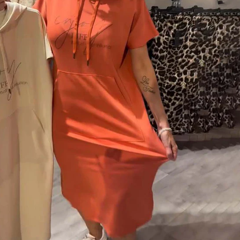 Adonisa | Damenkleid mit kurzen Ärmeln und Kapuze