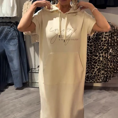 Adonisa | Damenkleid mit kurzen Ärmeln und Kapuze