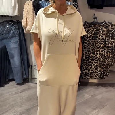 Adonisa | Damenkleid mit kurzen Ärmeln und Kapuze